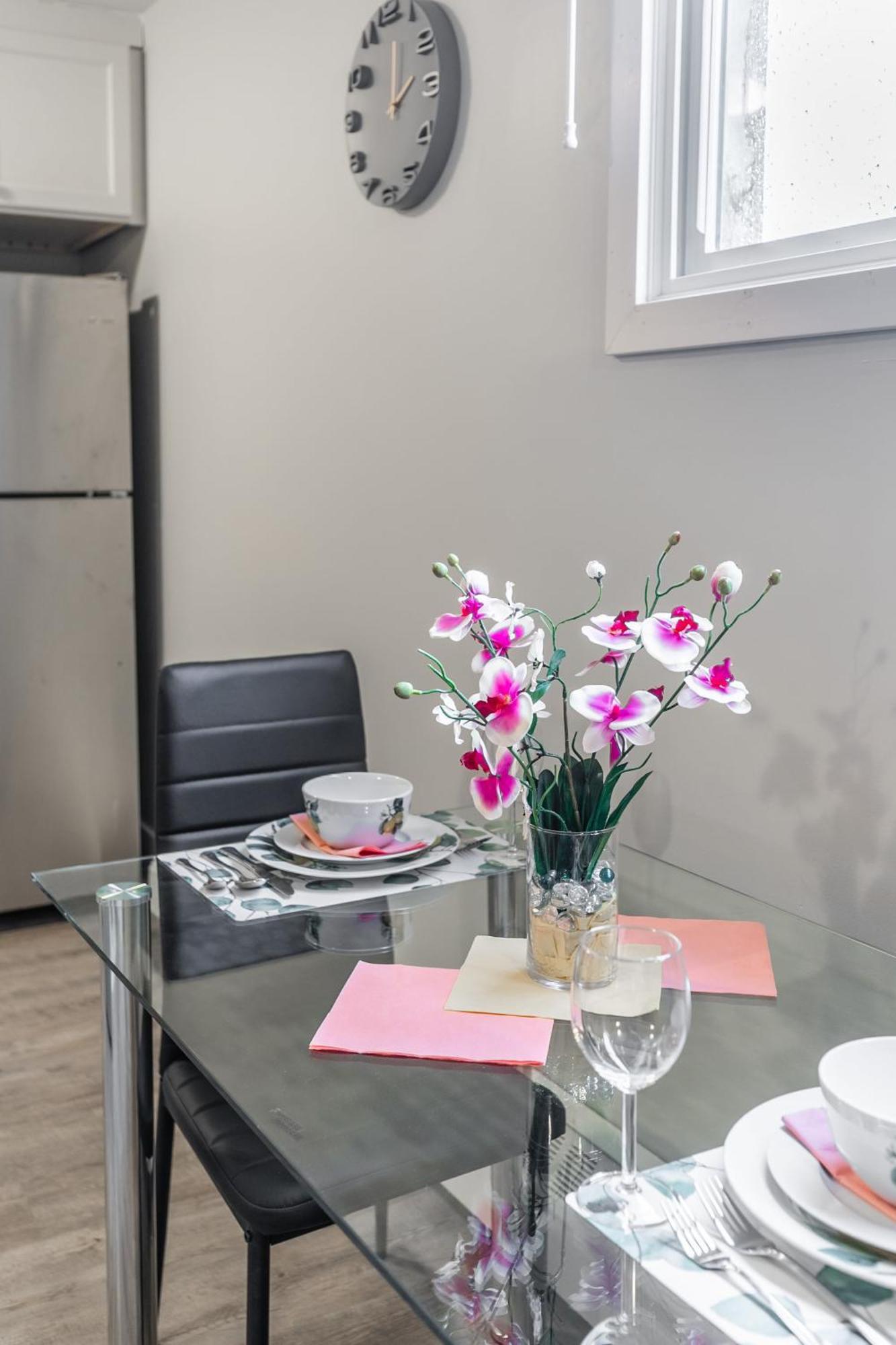 1Br Basement Condo - James Street Hamilton Eksteriør billede